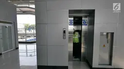 Petugas berada di lift Stasiun Cakung, Jakarta, Selasa (9/10). Modernisasi Stasiun Cakung guna mendukung modernisasi Double-Double Track (DDT) Manggarai-Cikarang demi meningkatkan kapasitas dan pelayanan penumpang. (Liputan6.com/Herman Zakharia)