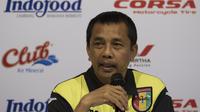 Pelatih Mitra Kukar, Jafri Sastra memberikan keterangan pers usai laga menghadapi Persita Tangerang di Stadion I Wayan Dipta, Bali, Minggu (30/8/2015). (Bola.com/Vitalis Yogi Trisna)