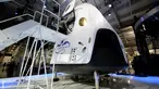 Kapsul ruang angkasa berawak, SpaceX's Dragon V2 diperkenalkan ke publik saat konferensi pers di Hawthorne, California, (29/5/2014). (AFP PHOTO/Robyn Beck)