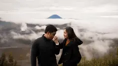 Diketahui, Gritte Agatha dan kekasih telah berpacaran selama 9 tahun. Keduanya pun merayakan hari jadi tersebut dengan liburan Bromo, Jawa Timur. Keduanya tampak mesra di berbagai kesempatan. (Liputan6.com/IG/@gritteagathaa)