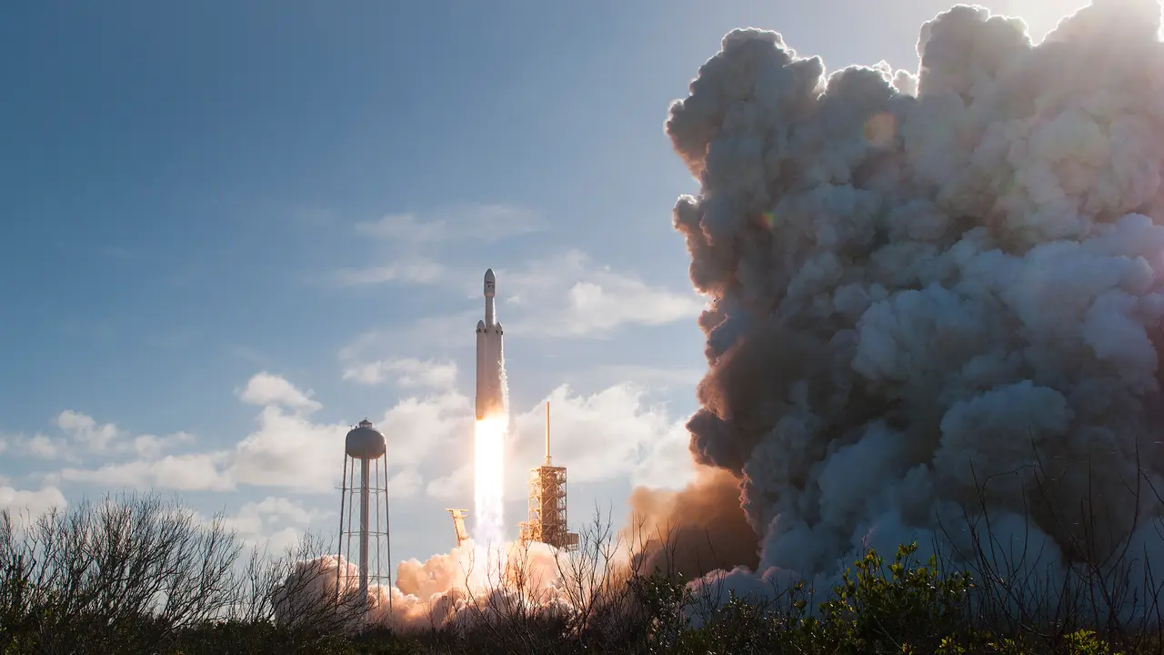 Roket Terkuat di Dunia Milik SpaceX Melesat Menuju Orbit Planet Mars