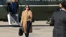 Penasihat Presiden Amerika Serikat Donald Trump, Hope Hicks berjalan dari Marine One di Pangkalan Angkatan Udara Andrews, Maryland, Amerika Serikat, Rabu (30/9/2020). Sebelum dinyatakan positif COVID-19, Hope Hicks diketahui sempat melakukan perjalanan bersama Donald Trump. (AP Photo/Alex Brandon)