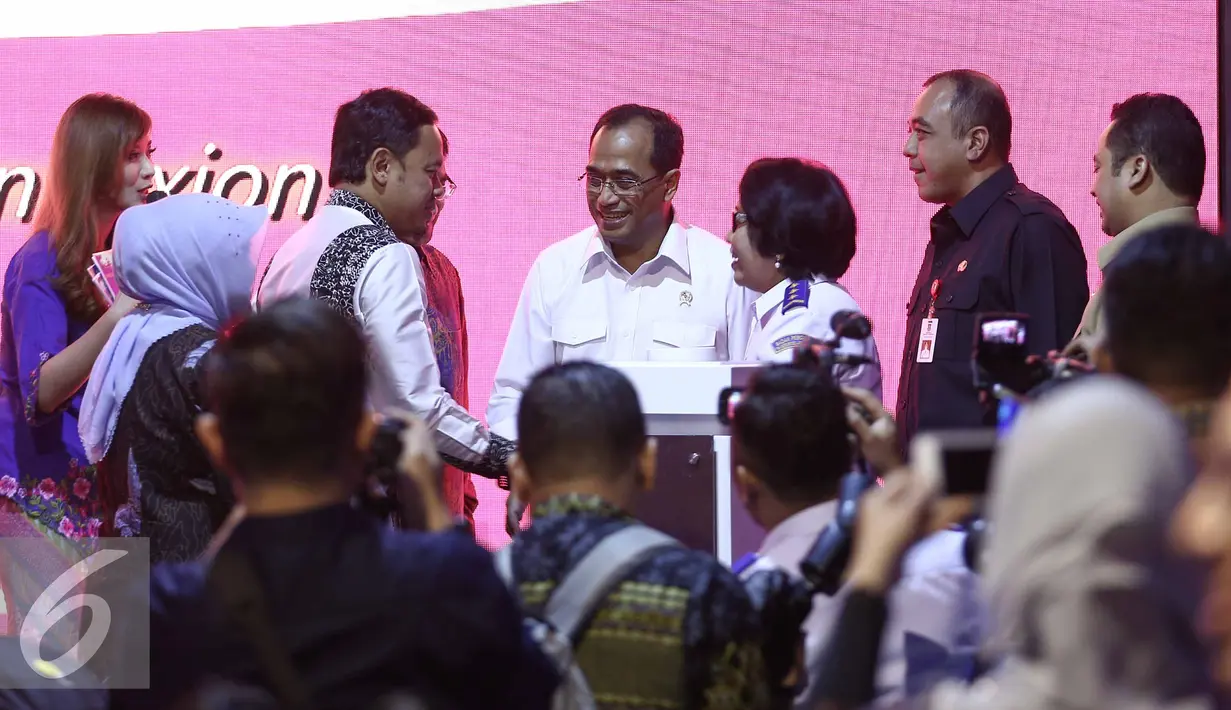 Menhub Budi Karya Sumadi bersama Walikota Bogor, Bima Arya Sugiarto dan Walikota Kabupaten Tangerang, Arief Rachadiono Wismansyah saat meresmikan peluncuran Jabodetabek Residence Connexion di Jakarta, Selasa (14/2). (Liputan6.com/Faizal Fanani)