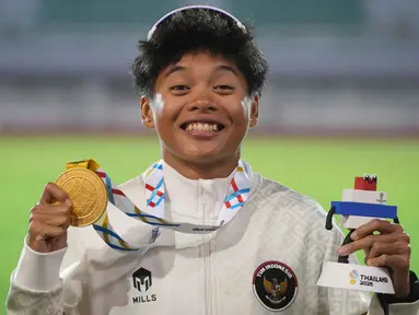 Atlet lari gawang putri Indonesia, Dina Aulia berpose saat upacara pemberian medali untuk final lari gawang 100 meter putri di SEA Games ke-33 di Bangkok, Thailand, Jumat 12 Desember 2025. Indonesia mendominasi 100 meter lari gawang putri SEA Games 2025 Thailand. (AP Photo/Achmad Ibrahim)