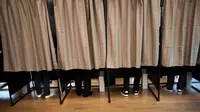 Warga Prancis berada melakukan pemilihan presiden Prancis putaran pertama di Tokyo, Jepang (23/4). Rakyat Prancis yang tinggal di Jepang ikut berpartisipasi menentukan masa depan negerinya dengan ikut pemilu Presidennya. (AFP/Behrouz Mehri)