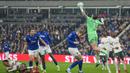 Kiper Everton, Jordan Pickford, berusaha menghalau bola saat melawan Chelsea pada lanjutan Liga Inggris di Hill Dickinson Stadium, Minggu (22/3/2026). (AP Photo/Jon Super)