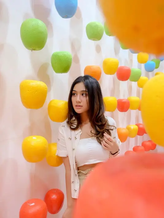 Mengawali karier sebagai model, pemeran Gina di film Bebas ini terlihat simpel dengan pakain crop top. Setelan celana yang sesuai dengan corak kemejanya, membuat tampilan Zulfa semakin chic. (Liputan6.com/IG/@zulfamaharani)