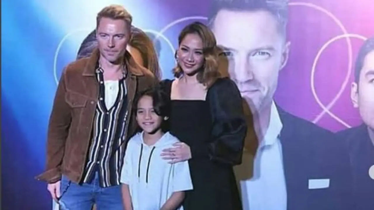 Ronan Keating foto bersama Noah Sinclair dan Bunga Citra Lestari