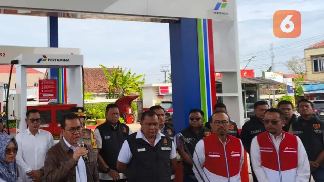 Direktur Utama PT Pertamina Patra Niaga Riva Siahaan saat ekspos SPBU curang di Kecamatan Baros Kota Sukabumi, Rabu (19/2/2025). (Liputan6.com/Fira Syahrin).