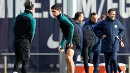  Bintang Barcelona, Lionel Messi (kiri), berbincang dengan Luis Suarez saat pemanasan latihan di Sports Center FC Barcelona Joan Gamper, Barcelona, (5/12/2016), jelang melawan Borussia Moenchengladbach. (AFP/Lluis Gene)