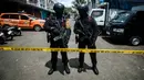 Polisi dari unit penjinak bom (Jibom) satuan Brimob Polda Jabar berjaga di sekitar depan Gereja Kristen Protestan Simalungun (GKPS) di Bandung, Jawa Barat pada Jumat 19 Desember 2025. Sebuah benda mencurigakan di depan gereja Gereja Kristen Protestan Simalungun (GKPS). (Timur Matahari/AFP)