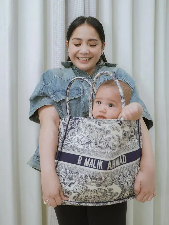 Ekspresi Rayyanza  Dimasukin Kedalam Tas Branded Nagita Slavina, credit: @raffinagita1717