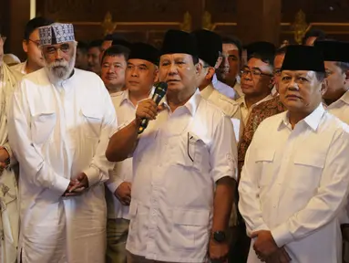 Ketum Partai Gerindra Prabowo Subianto menggelar konferensi pers terkait Pilgub Jabar 2018 di Hambalang, Jawa Barat, Sabtu (9/12). Gerindra secara resmi menunjuk Mayjen (Purn) Sudrajat sebagai bakal calon gubernur Jawa Barat. (Liputan6.com/Faizal Fanani)
