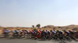 Para pebalap sedang beraksi di Etape 2 Tour of Dubai, (4/2/2016). (AFP/Marwan Naamani)