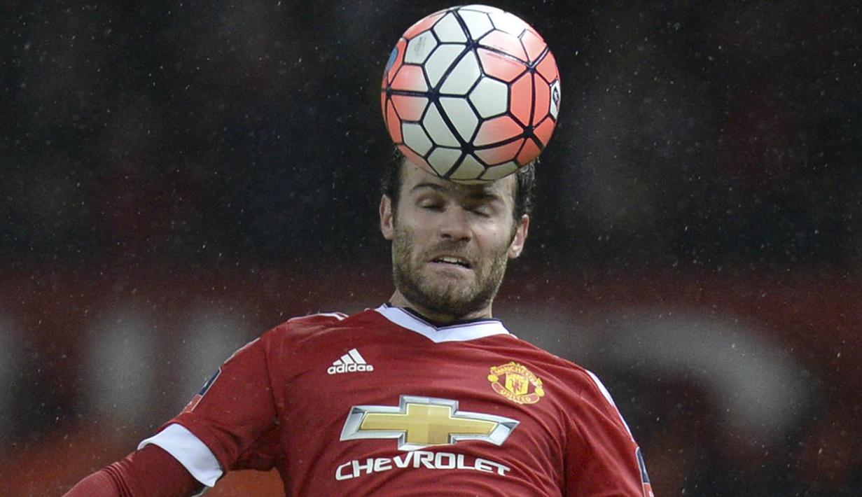 2. Juan Mata, De Telegraaf melaporkan jika gelandang Spanyol ini tidak masuk dalam rencana Jose Mourinho untuk musim depan. Kondisi ini membuat Villarreal dan Everton bersaing untuk mendapatkan mantan pemain Chelsea itu. (AFP/Oli Scarff)