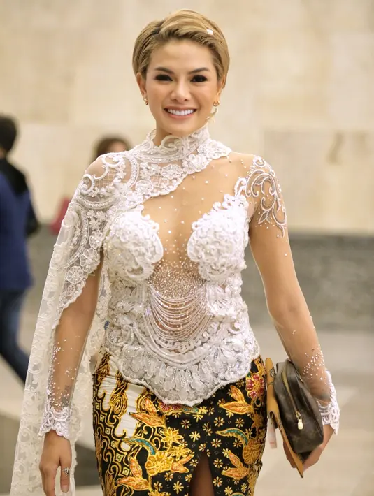 Cantik dan seksi begitulah komentar warganet melihat  foto Niki mengenakan kebaya rancangan desainer Anne Avantie. Kebaya putih dengan bawahan panjang bercorak batik dengan belahan tinggi. (Adrian Putra/Bintang.com)