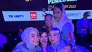 Wynne Frederica turut hadir mengenakan jaket pendukung Prabowo-Gibran yang dipadukan hijab satin warna biru muda. [@citraciki]