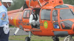 Helikopter Basarnas yang membawa satu jenazah tiba di Lanud Iskandar, Pangkalan   Bun, Kalteng, Rabu (8/1/2015). (Liputan6.com/Herman Zakharia)