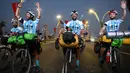 Sebagai salah satu tim unggulan di ajang Piala Dunia 2022 Qatar yang kurang dari dua minggu lagi akan dimulai, Argentina terus mendapat dukungan dari para fansnya. Kali ini support datang dari empat pesepeda asal Argentina yang melakukan tur lintas benua menuju Qatar. (AFP/Kirill Kudryavtsev)