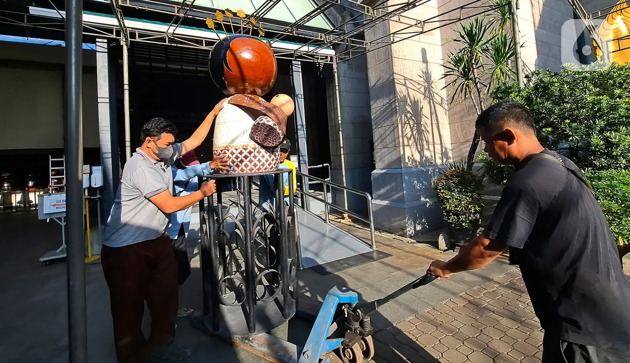 Petugas menyelesaikan pembuatan hiasan jelang perayaan Natal di Gereja Katedral Jakarta, Selasa (20/12/2022). Sepekan jelang perayaan Natal gereja Katedral bersiap menghias gereja dengan pernak-pernik  Natal. (Liputan6.com/Johan Tallo)