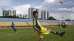 Sejumlah anak Tulehu, Maluku datang ke Jakarta untuk mengadu nasib mengikuti pelatihan Liga Remaja UC News. Melalui sepak bola anak-anak ini bertarung untuk bisa merubah ekonomi keluarga. (Bola.com/Vitalis Yogi Trisna)