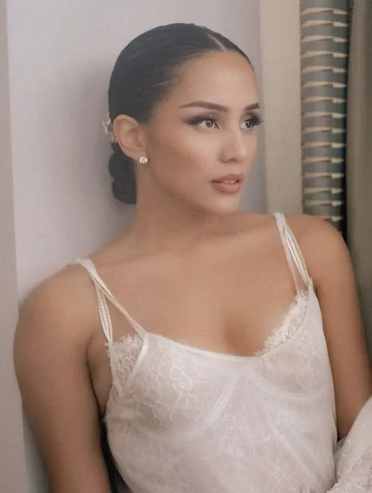 <p>Sedangkan, Angel memercayakan Bubah Alfian untuk merias wajahnya. Angel dipoles minimalis namun terlihat elegan dengan lipstik matte coral dan riasan mata bold. @bubahalfian</p>
