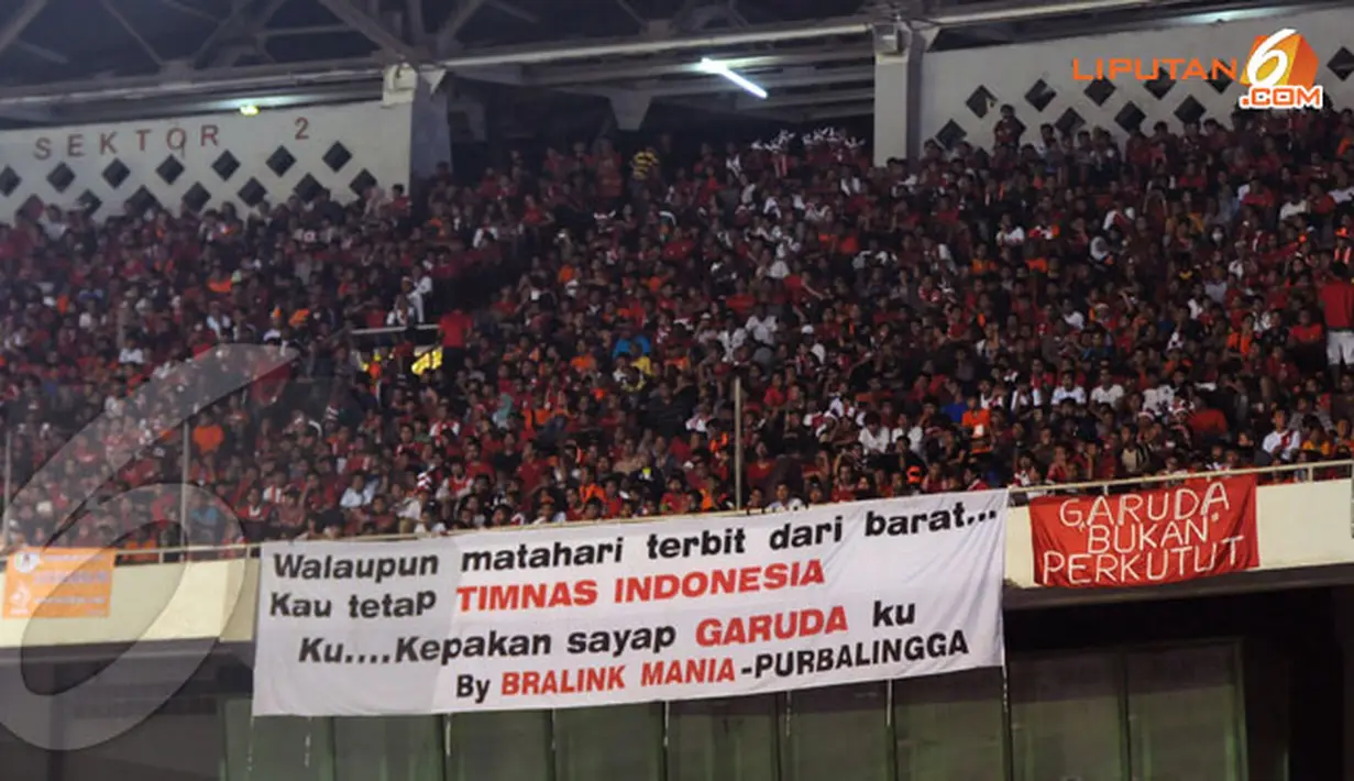 Spanduk dukungan menghiasi tribun penonton dalam pertandingan Indonesia vs Belanda yang digelar di Stadion GBK Jakarta pada 7 Juni 2013 (Liputan6.com/Helmi Fithriansyah)