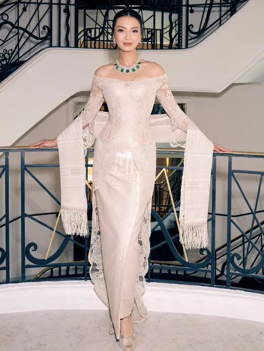 <p>Busananya juga dirancang oleh desainer kenamaan Indonesia, Sapto Djokokartiko. "Thank you to @saptodjojokartiko for this delicate creation, unforgettable.🤍" tulis Raline lagi. (Foto: Instagram/ ralineshah)</p>