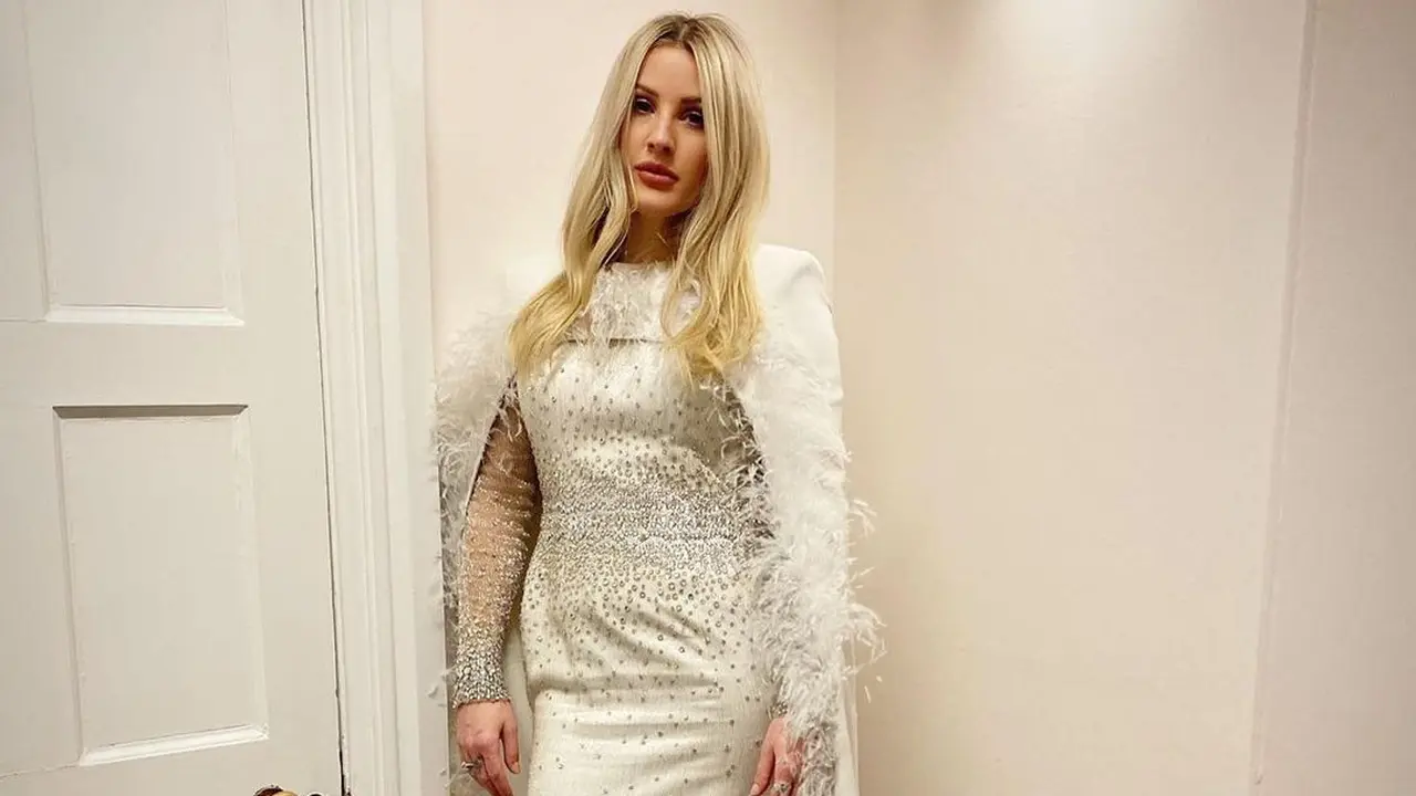 Gaya Elegan Ellie Goulding Kala Tampil di Westminster Abbey