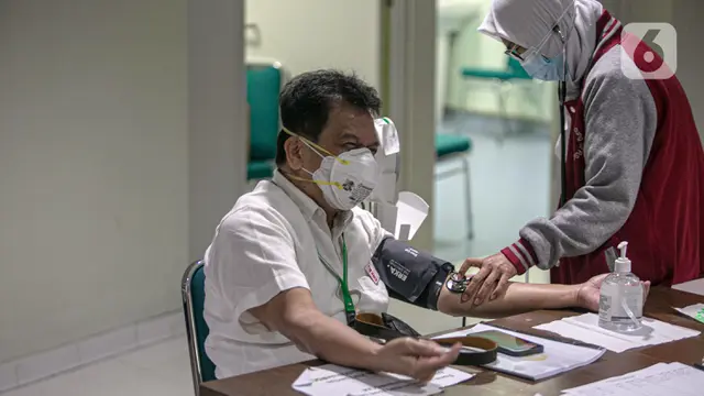 FOTO: Tenaga Kesehatan Lansia Jalani Vaksinasi COVID-19 Perdana di RSCM Jakarta