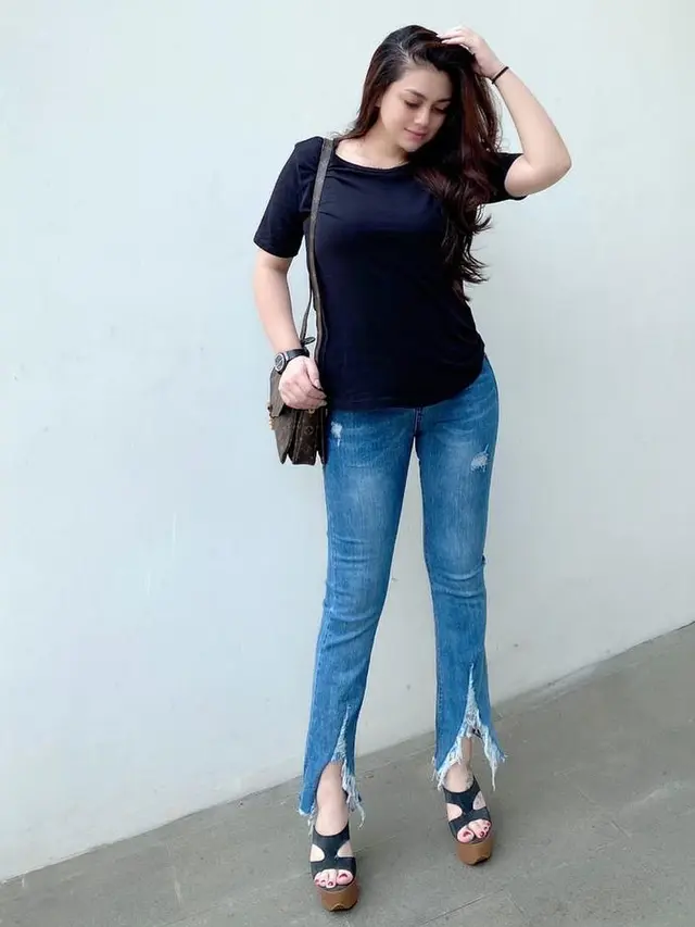 Jadi Ibu 4 Anak, Ini 7 Potret Celine Evangelista Pamer Body Goals Bak ABG