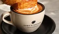 Kopi dan pastry di Toby's Estate. (dok. Instagram @tobysestateid)