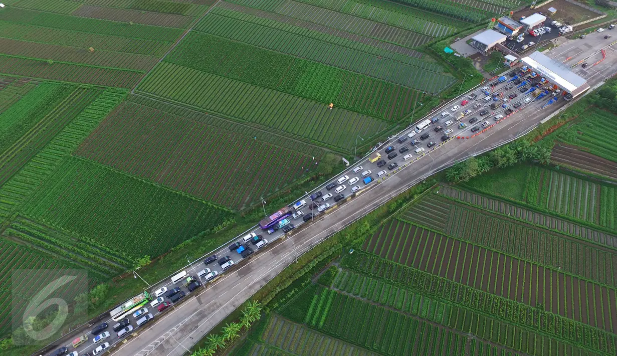 Sejumlah kendaraan terjebak kemacetan saat keluar tol Pejagan, Jawa Tengah, Sabtu (2/7). Kemacetan panjang hingga 18 km terjadi dikarenakan antrean saat pembayaran pintu tol keluar. (Liputan6.com/Balgo Marbun)