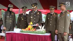 Gubernur DKI Anies Baswedan didampingi Wakil Gubernur, Sandiaga Uno memotong tumpeng dalam peringatan HUT Satpol PP ke-68 di Monas, Jakarta, Kamis (26/4). Tumpeng itu diberikan kepada Satpol PP termuda dan anggota tertua. (Liputan6.com/Arya Manggala)