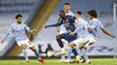 Pemain Arsenal Nicolas Pepe (tengah) menirin bola melewati para pemain Manchester City pada pertandingan Liga Premier Inggris di Etihad Stadium, Manchester, Inggris, Sabtu (17/10/2020). Manchester City menang 1-0. (Martin Rickett/Pool via AP)