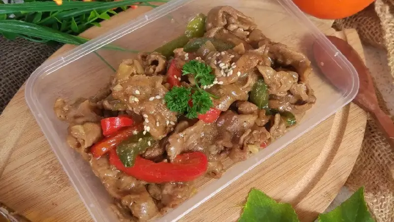 Daging sapi teriyaki dengan saus manis gurih khas Jepang, disajikan dengan nasi hangat untuk hidangan sempurna