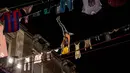 Kompetisi menantang adrenalin ini berlangsung di antara bangunan kota bersejarah Italia, Sabtu (8/10). Red Bull Airlines adalah kompetisi slackline yang digelar di ketinggian 7 meter di atas tanah.(REUTERS)