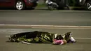 Salah satu jasad korban serangan teror truk ditutupi oleh penutup warna emas di jalanan Nice, Prancis, Kamis (14/7). Setidaknya 60 orang tewas saat sebuah truk menabrak kerumunan ramai yang merayakan libur nasional Bastille Day. (REUTERS/Eric Gaillard)