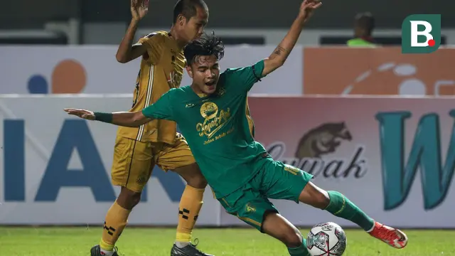 Foto: Aksi Pemain Persebaya saat Bermain Imbang Melawan Bhayangkara FC di Grup C Piala Presiden 2022