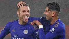 Pemain Leicester City Jamie Vardy (kiri) bersama Ayoze Perez merayakan golnya ke gawang Southampton pada laga Liga Inggris di Stadion St Mary, Southampton, Inggris, Jumat (25/10/2019). Leicester City membantai Southampton 9-0. (AP Photo/Alastair Grant)
