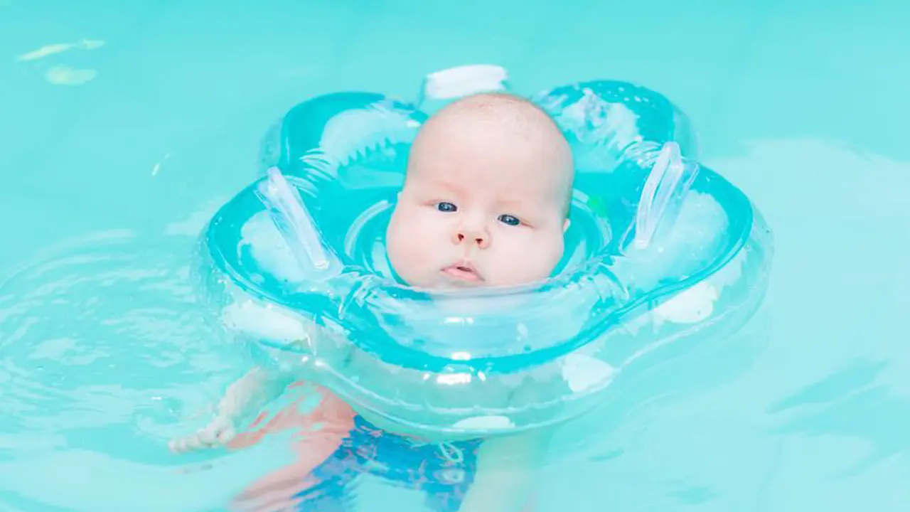 Bahaya Penggunaan Pelampung Leher pada Bayi Saat Berenang