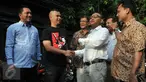 Ketua Tim Penjaringan Calon Gubernur (Cagub) DKI Jakarta dari Partai Gerindra Syarief berjabat tangan dengan Musisi Ahmad Dhani saat melakukan pertemuan di Kediaman Ahmad Dhani, Pondok Indah, Jakarta, Rabu (17/2). (Liputan6.com/Johan Tallo)