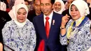 Presiden Joko Widodo foto bersama peserta saat membuka Rakernas IWAPI XXVIII di Padang, Senin (8/10). Jokowi yakin meningkatnya ekspor dan investasi akan memperbaiki defisit neraca perdagangan dan transaksi berjalan. (Liputan6.com/Pool/Biro Pers Setpres)