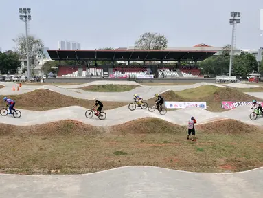 Pembalap bersaing dalam kejuaraan sepeda BMX Bearco Fest 2019 di Jakarta International BMX Track, Pulomas, Jakarta, Minggu (25/8/2019). Bearco Fest 2019 diikuti oleh pembalap sepeda profesional nasional yang terbagi dalam beberapa kategori. (merdeka.com/Iqbal Nugroho)