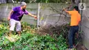 Warga Perumahan Citayam Village saat melakukan kerja bakti di Bojonggede, Kab. Bogor, Sabtu (14/12/2019). Seekor anak ular kobra itu berhasil ditemukan warga yang kerja bakti untuk membersihkan lingkungan sekaligus melakukan penyisiran pencarian induk ular kobra (merdeka.com/Magang/Muhammad Fayyadh)