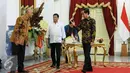 Presiden Joko Widodo mempersilahkan Presiden Rodrigo Duterte untuk masuk ke ruang dalam Istana Negara, Jakarta, Jumat (9/9). Duterte memilih Indonesia sebagai tujuan pertama kunjungan kenegaraannya. (Liputan6.com/Faizal Fanani)