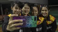 Pebulutangkis putri Indonesia untuk Piala Sudirman selfie bersama pelatih teknik, Minarti Timur (kedua kiri), usai seremoni pelepasan tim di Kantor PBSI Cipayung, Jakarta, Sabtu (6/5/2017). (Bola.com/Vitalis Yogi Trisna)