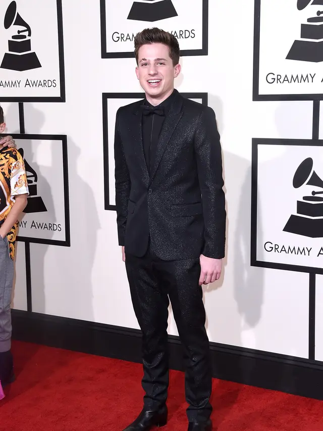 [Bintang] Benarkah Charlie Puth Jalin Hubungan Spesial dengan Selena Gomez