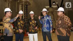 Head of Business Unit Power Transformer EEI Himawan Samudra (kiri) menjelaskan proyek pengadaan Transformer yang diproduksi EEI di Cileungsi, Bogor (26/3/2022). Sebagai pelaksana proyek kelistrikan dan menjalin kerjasama dengan PT PLN EEI berkomitmen melaksanakan Program SDGS. (Liputan6.com/HO/EEI)