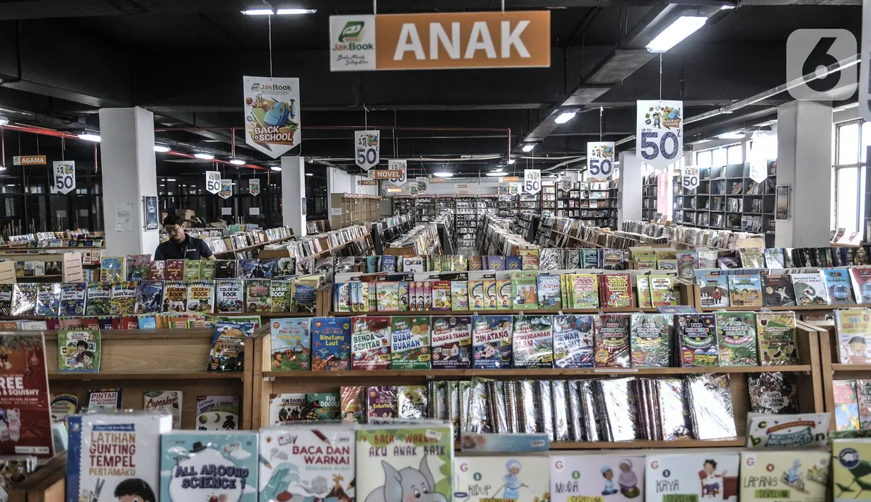 Suasana sepi pengunjung di toko buku JakBook, Pasar Kenari, Jakarta, Kamis (4/2/2021). Penerapan sekolah dari rumah serta adanya pemberlakuan PSBB untuk membatasi pergerakan warga juga menjadi faktor sepinya pengunjung JakBook. (merdeka.com/Iqbal S. Nugroho)